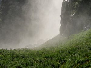 Суфруджинские водопады - облако водяной пыли