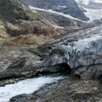 Алибекский ледник - река вытекает из ледника