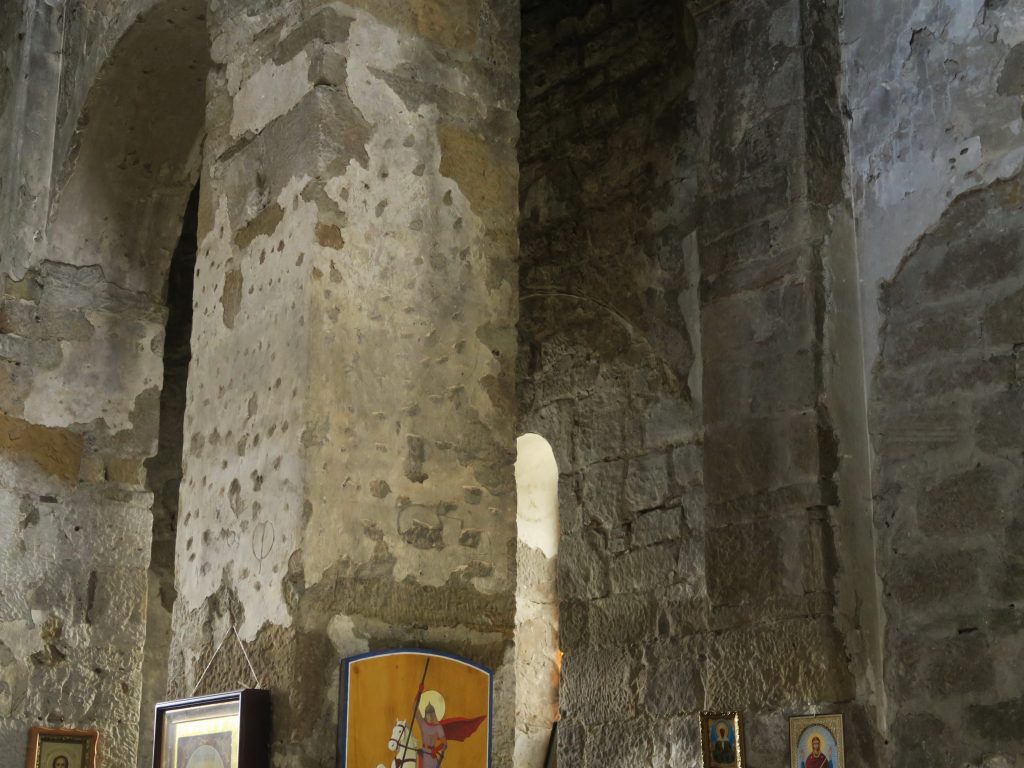 Шоанинский храм Карачаево-Черкесии - стены внутри