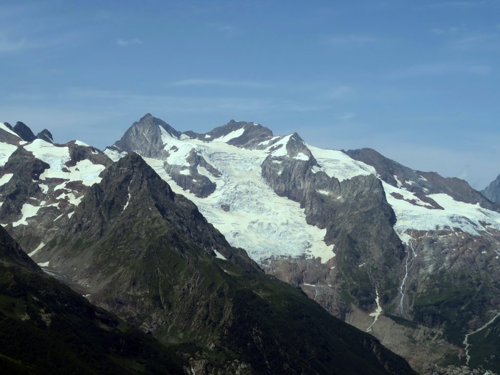 Гора Эрцог и Алибекский ледник с уровня 3002