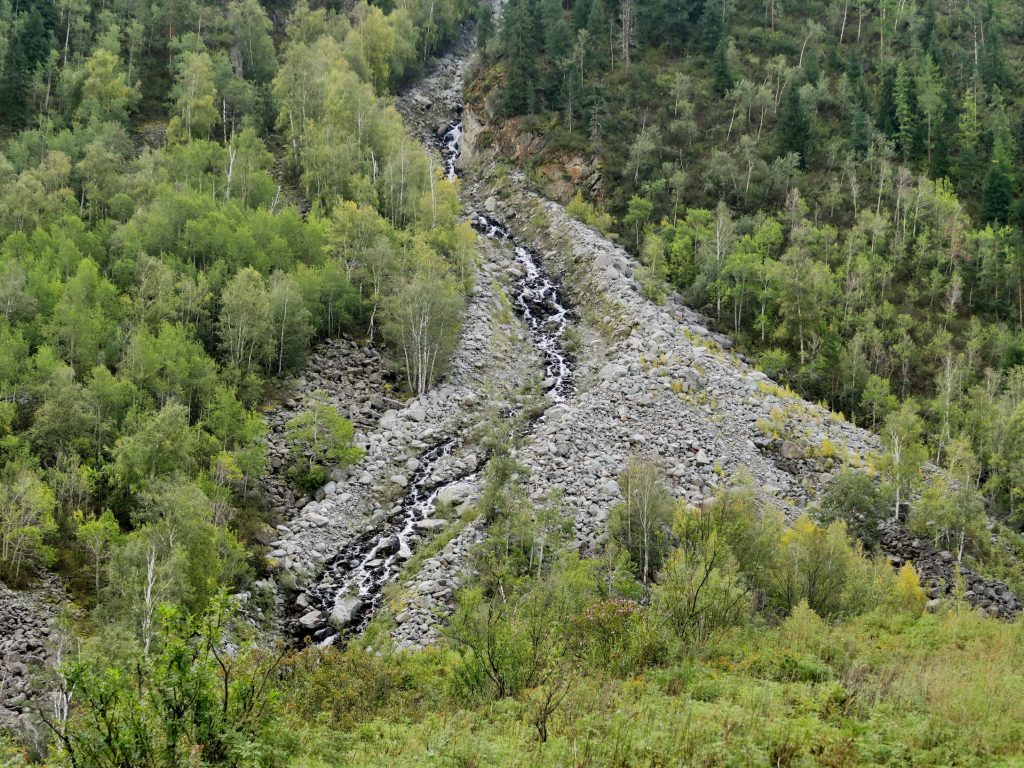 Тропа к водопаду Учар - ручей с горы