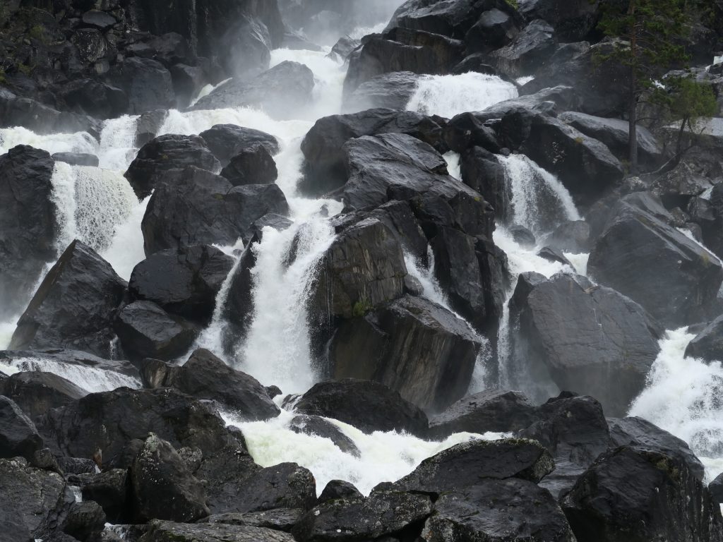 Водопад Учар Горного Алтая - чёрные камни