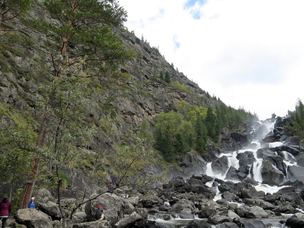 Водопад Учар Горного Алтая - гора слева
