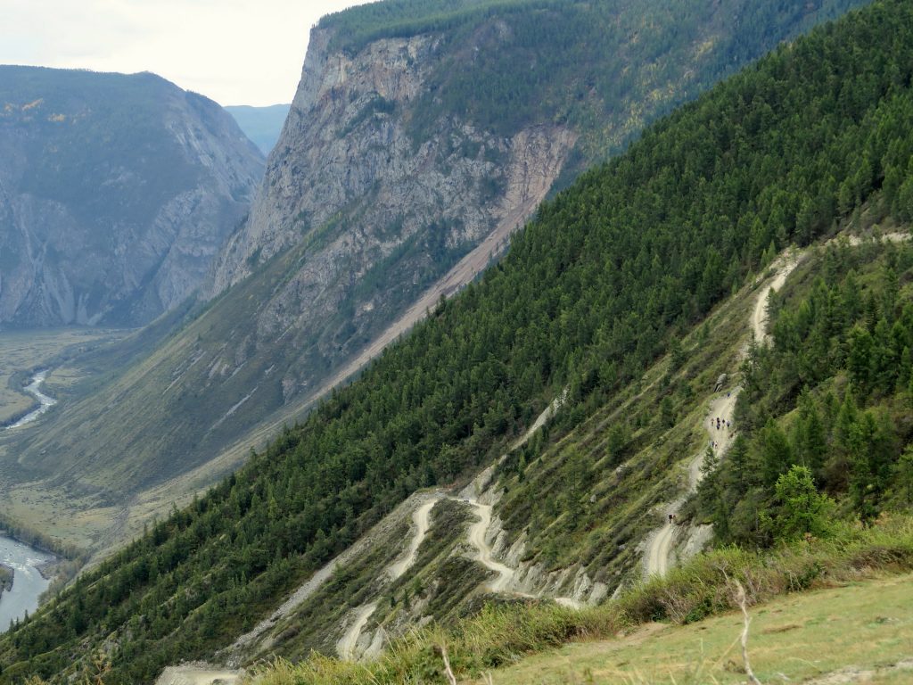 Перевал Кату-Ярык Горного Алтая -спуск в ущелье