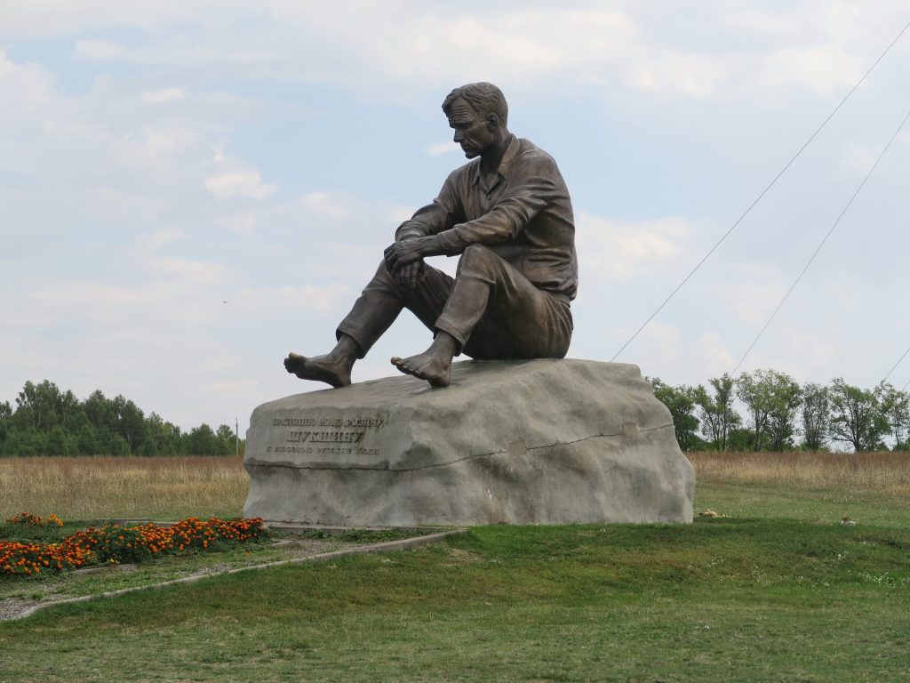 Памятник Шукшину в Сростках на родине писателя
