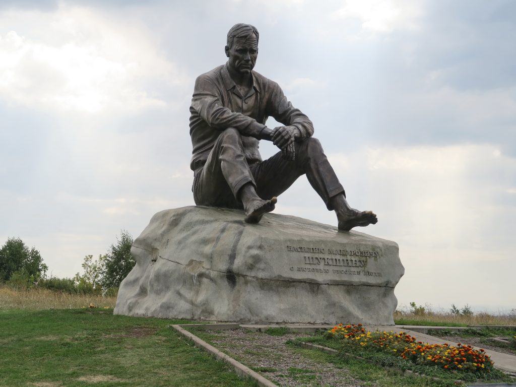 Памятник Шукшину в Сростках на горе Пикет
