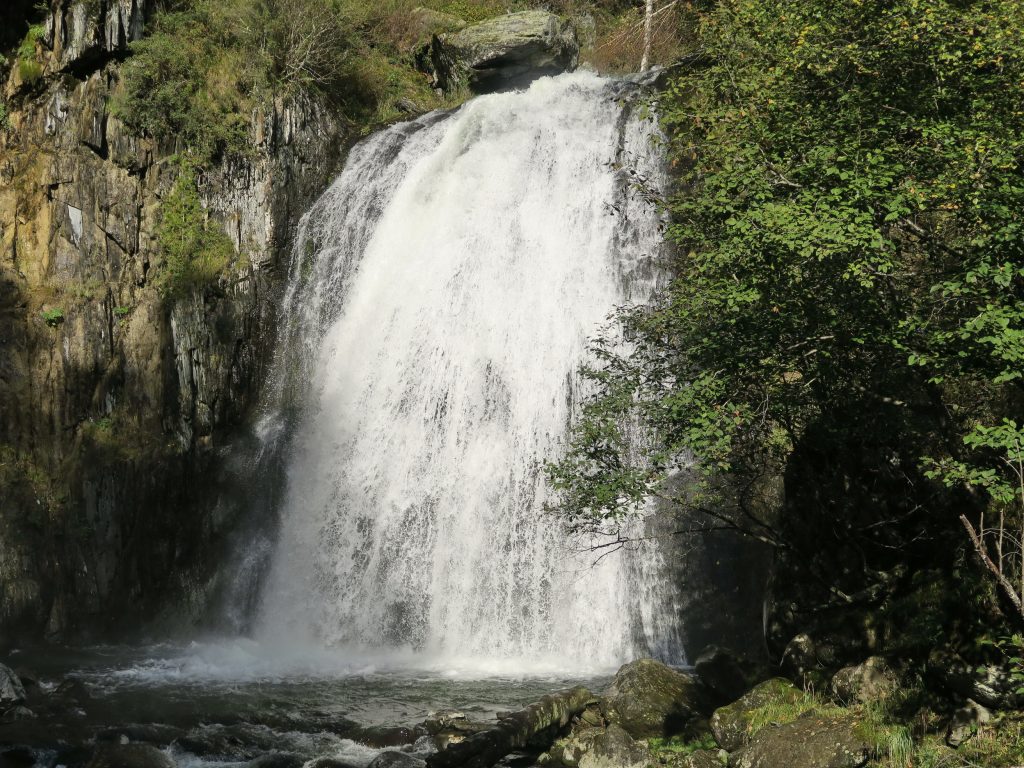 Водопад Корбу высотой 12 м