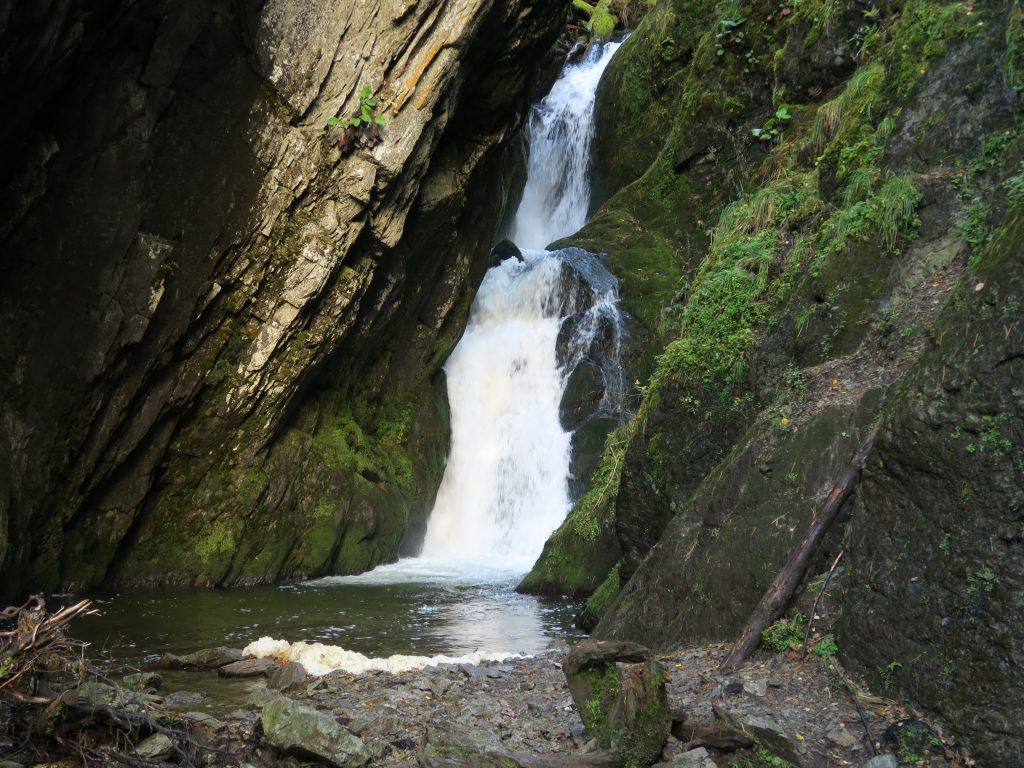 Водопад Эстюбэ - скала