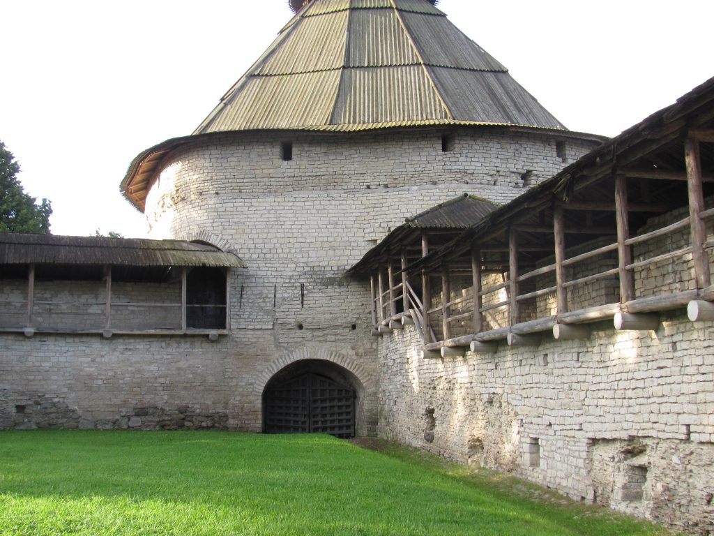 Псковская крепость - Покровская башня и стены