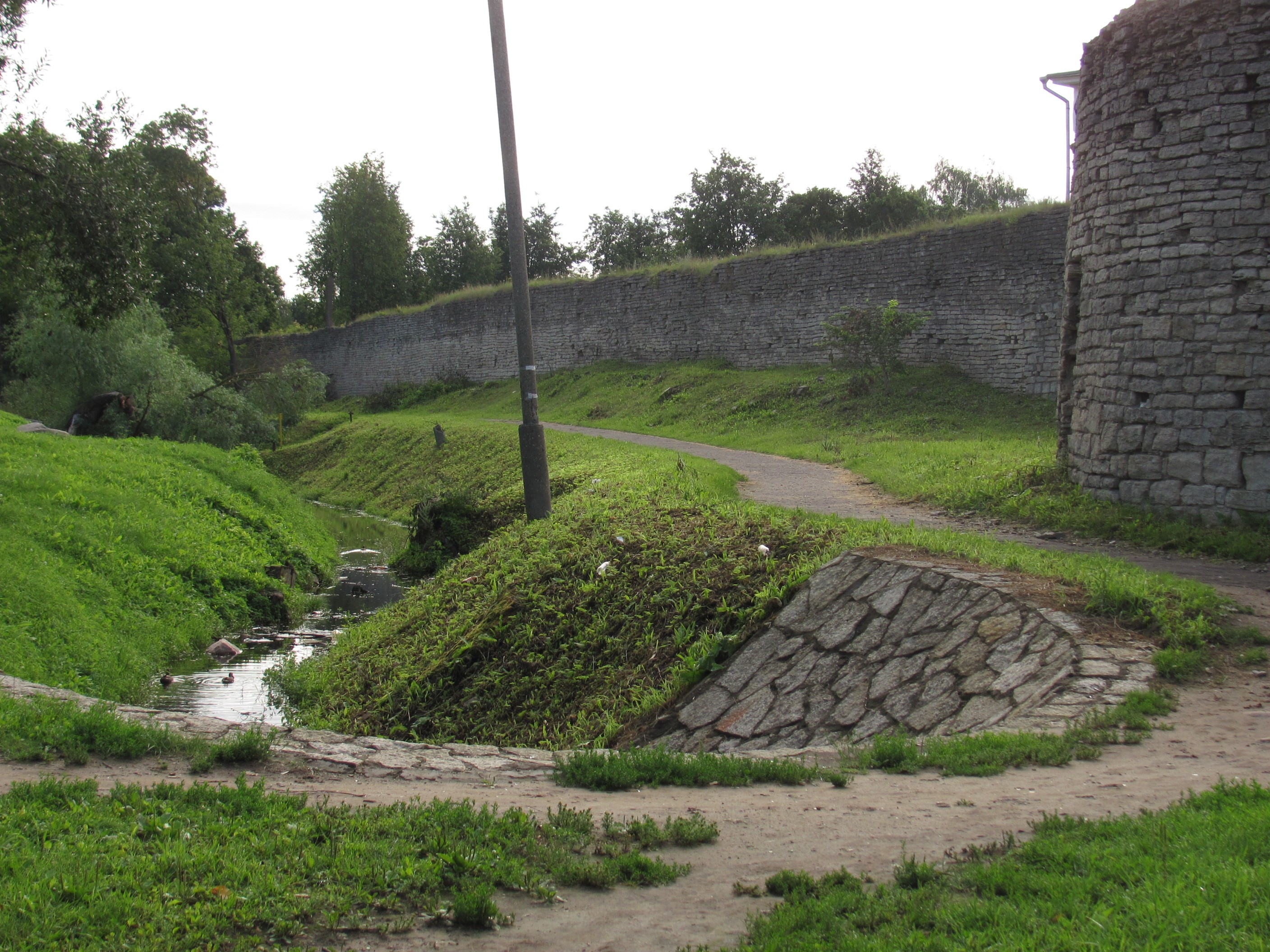 Псковская крепость - Варлаамская башня  и стена