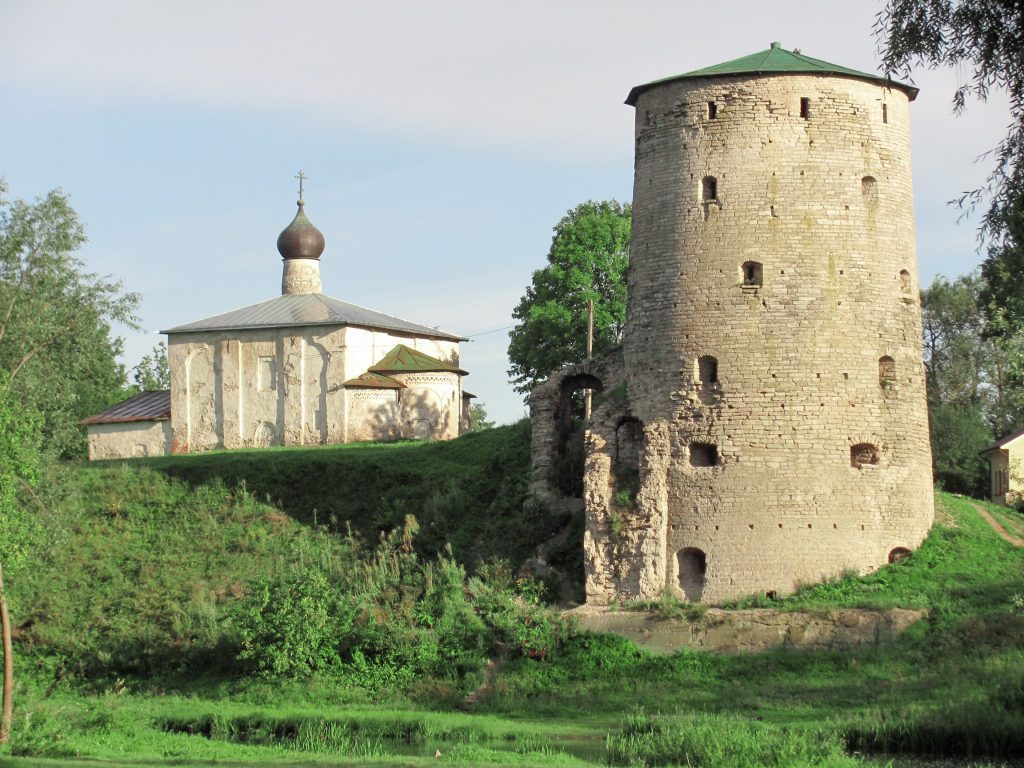 Псковская крепость - Гремячая башня
