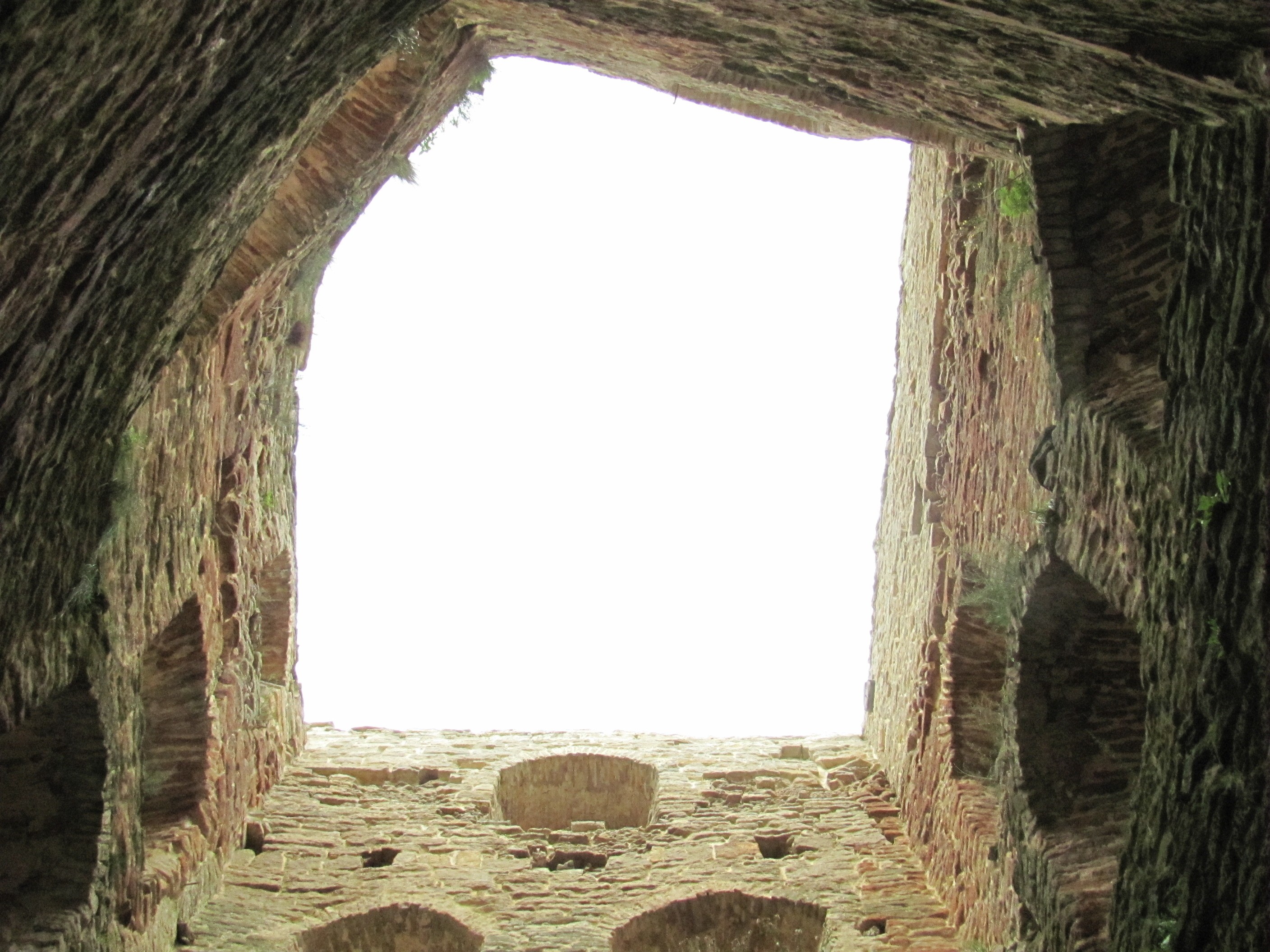 Крепость Изборска -  Талавская башня - бойницы