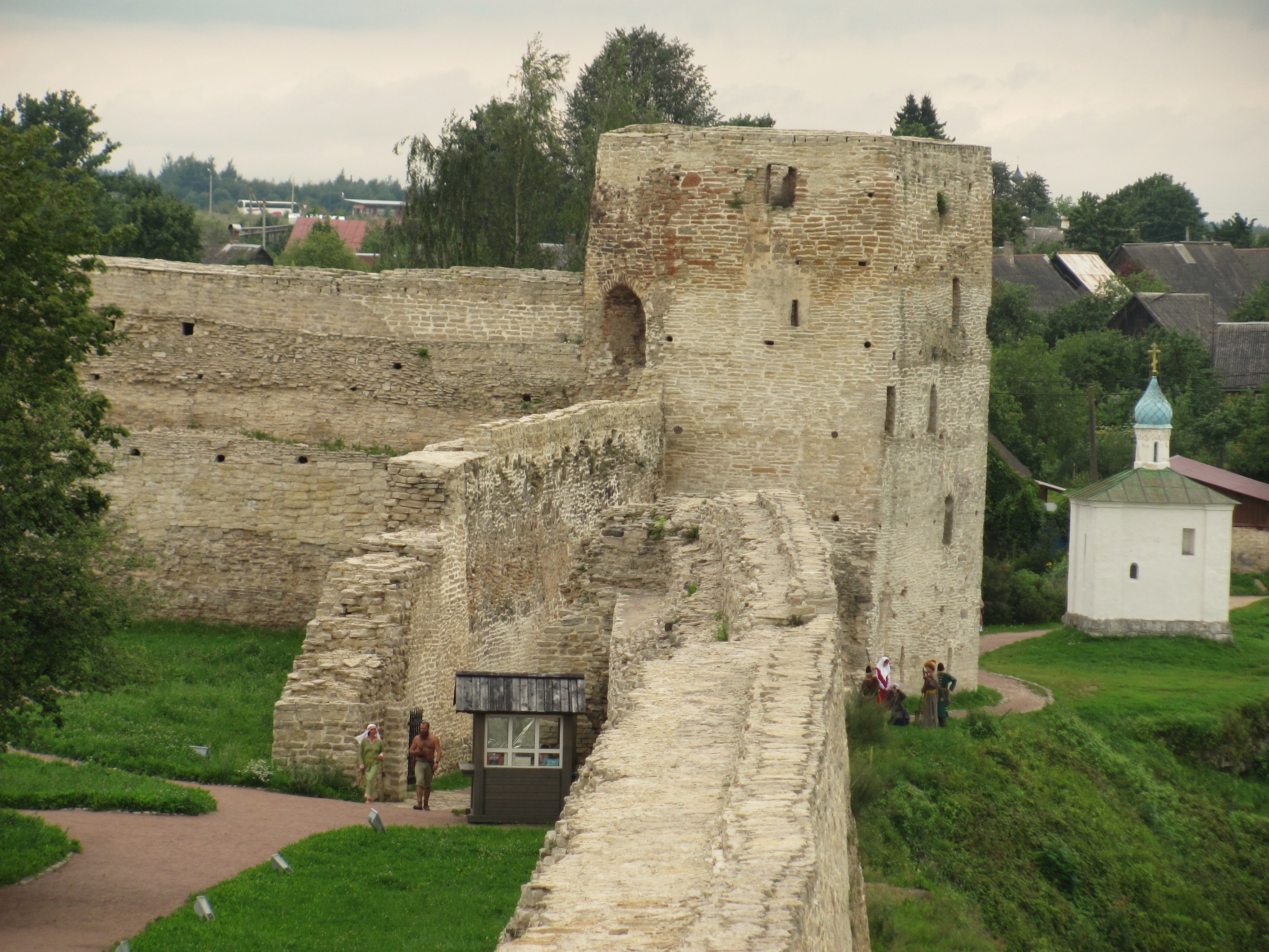 Крепость Изборска - вид на Талавскую башню с Луковки