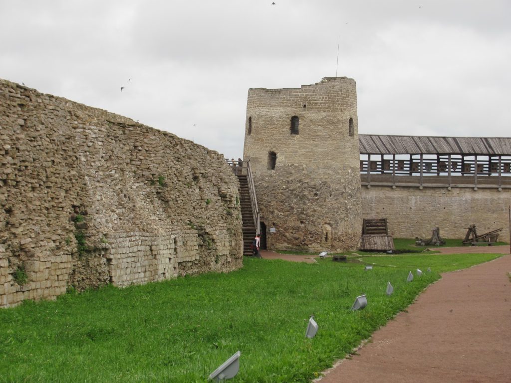 Крепость Изборска - стена и Луковка