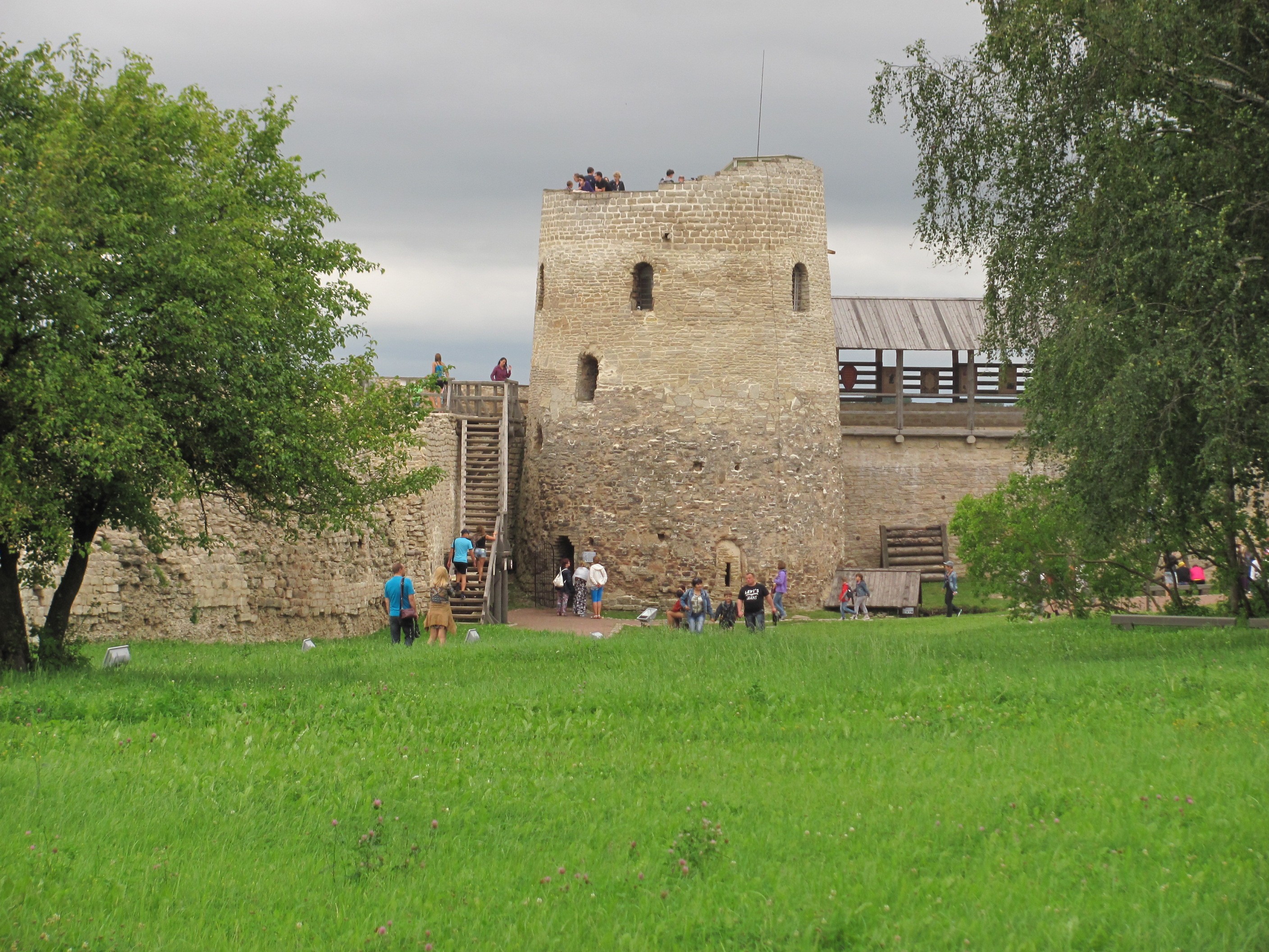 Крепость Изборска внутри - Башня Луковка