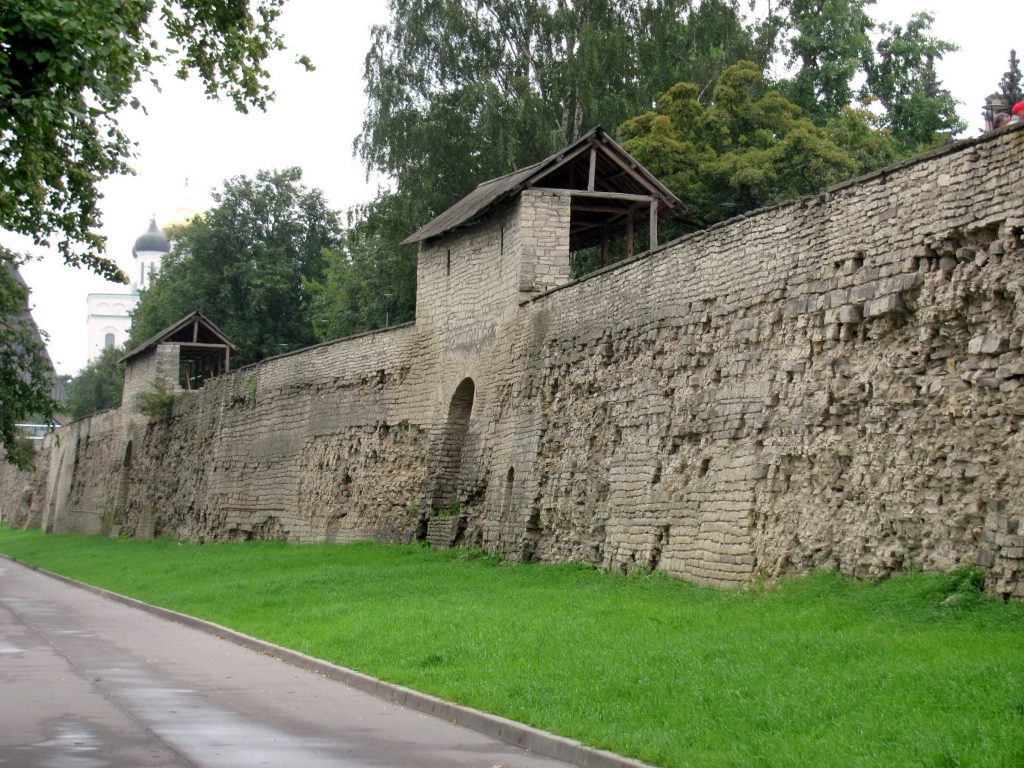 Стена вдоль реки Великой