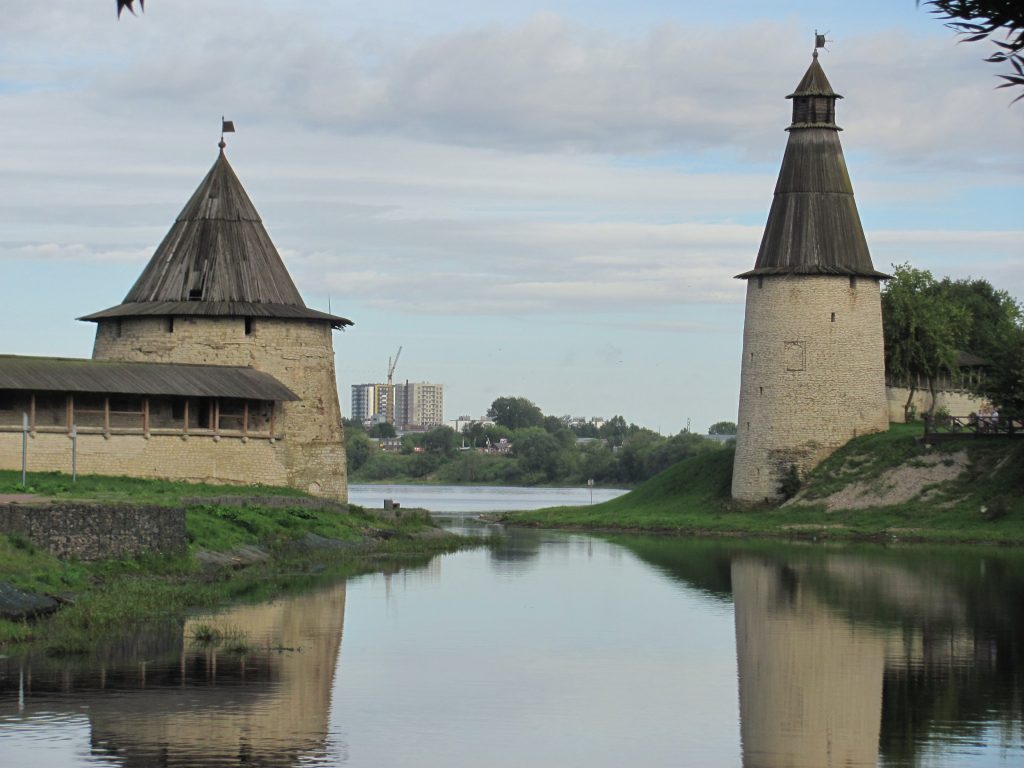 Псковская крепость - Башни Плоскушка и Высокая в устье Псковы