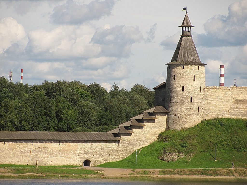 Башня Кутекрома и стена Окольного города