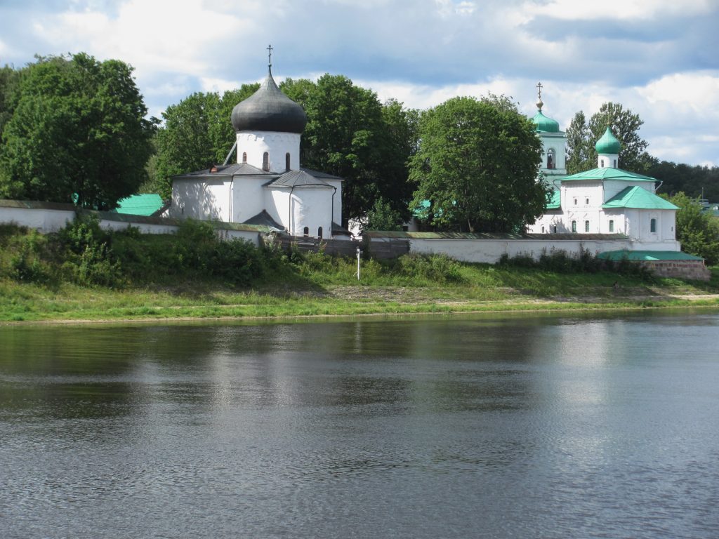 Мирожский монастырь за рекой 