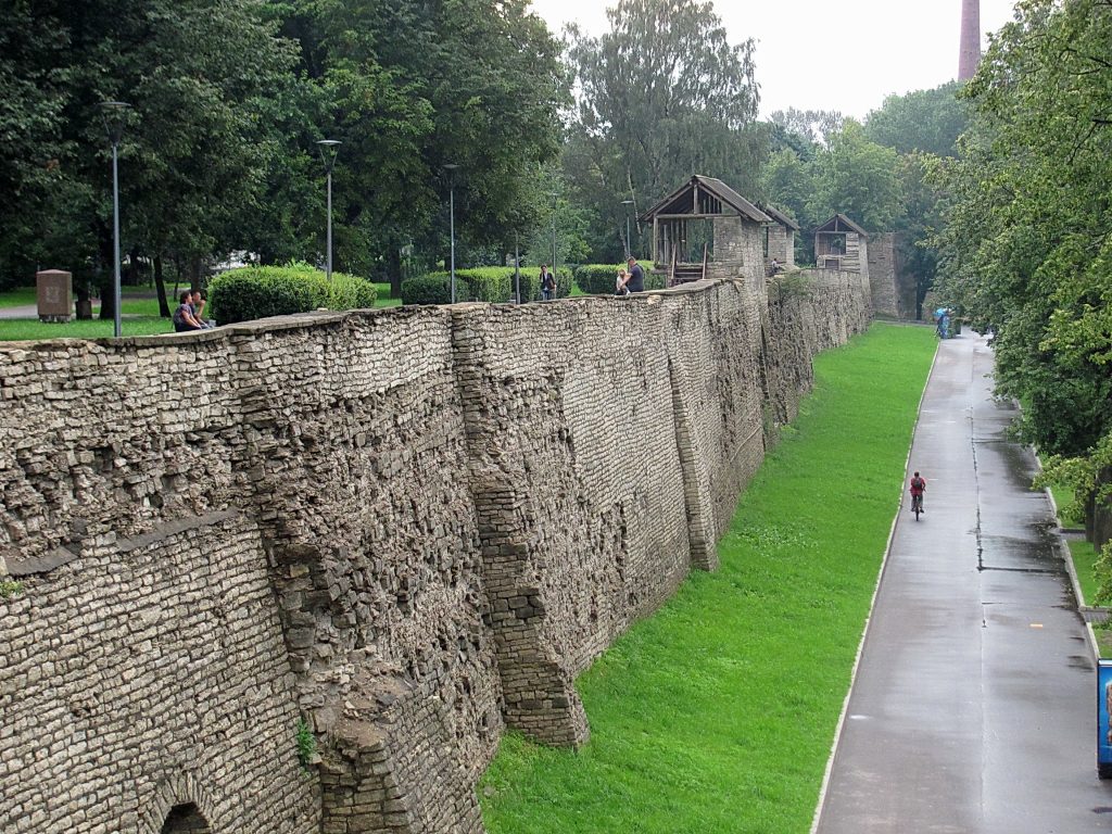 Набережные Пскова - Парк над стеной