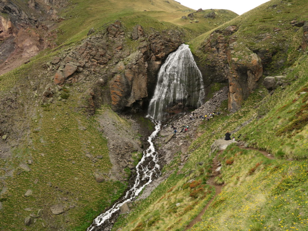 Водопад Девичьи Косы и река