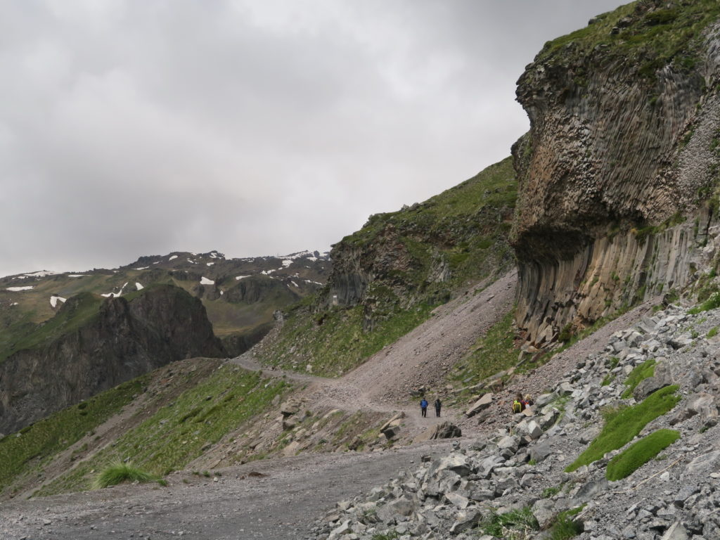 Справа от тропы скалистая гора, слева ущелье Гарабаши.